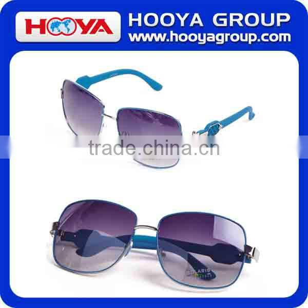Round Flat Sunglasses with Black and Transparent Lenses