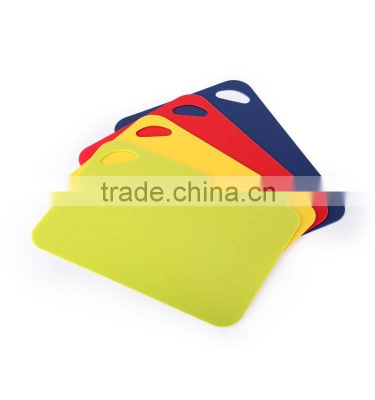 2016 hot selling antimicrobial non slip flexible pp chopping board cutting board set