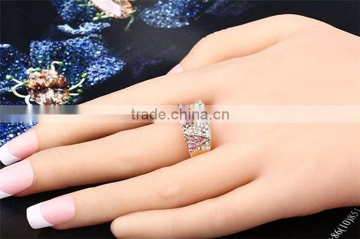 Zinc alloy pink white rhinestone full jewelled latest molded rose gold finger ring