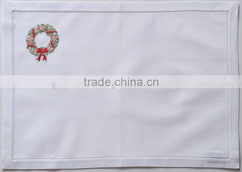 Hand embroidered placemat-design 70-shell wreath