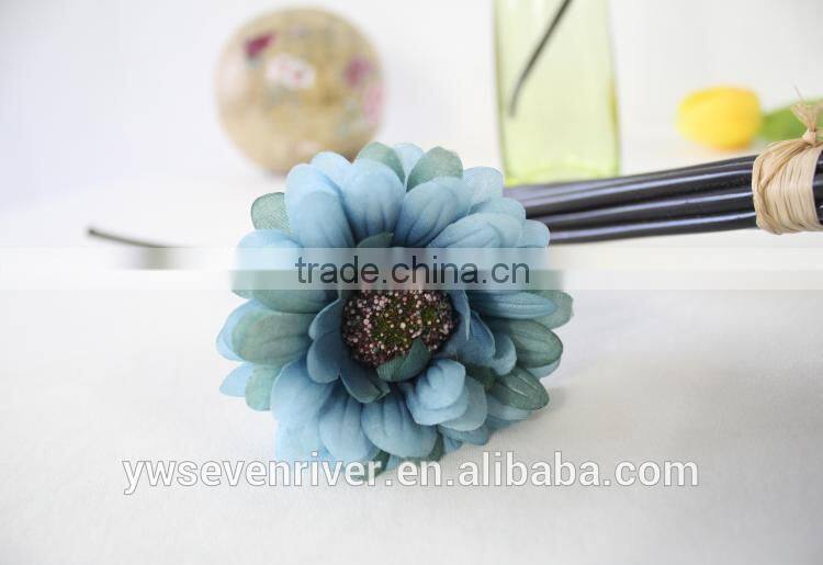 The bride holding flowers High simulation flower flowers, silk flower painting style High simulation of African chrysanthemum fu