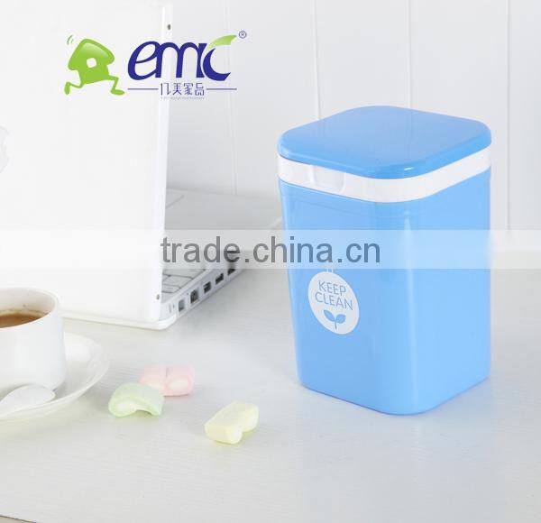 Little plastic dumpster with lid