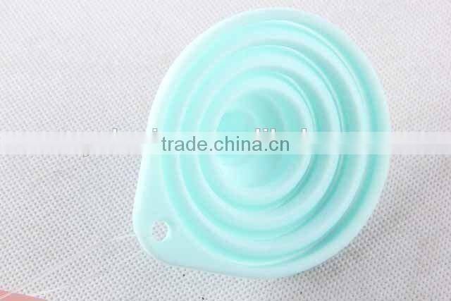 Hanging cooking tool folding circular silicone funnel
