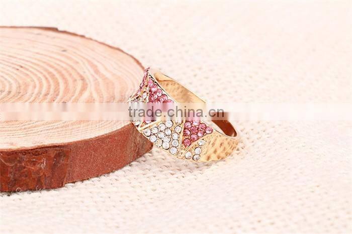 Zinc alloy pink white rhinestone full jewelled latest molded rose gold finger ring