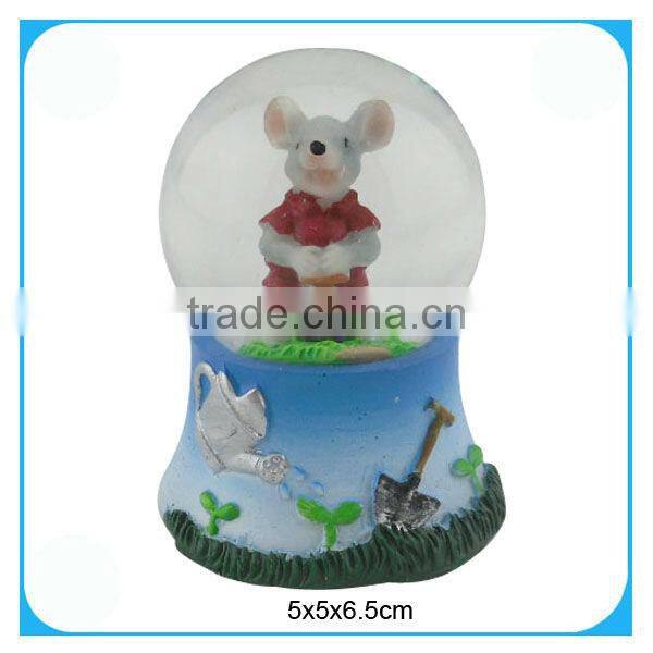 Resin mouse figurine of glitter globe water
