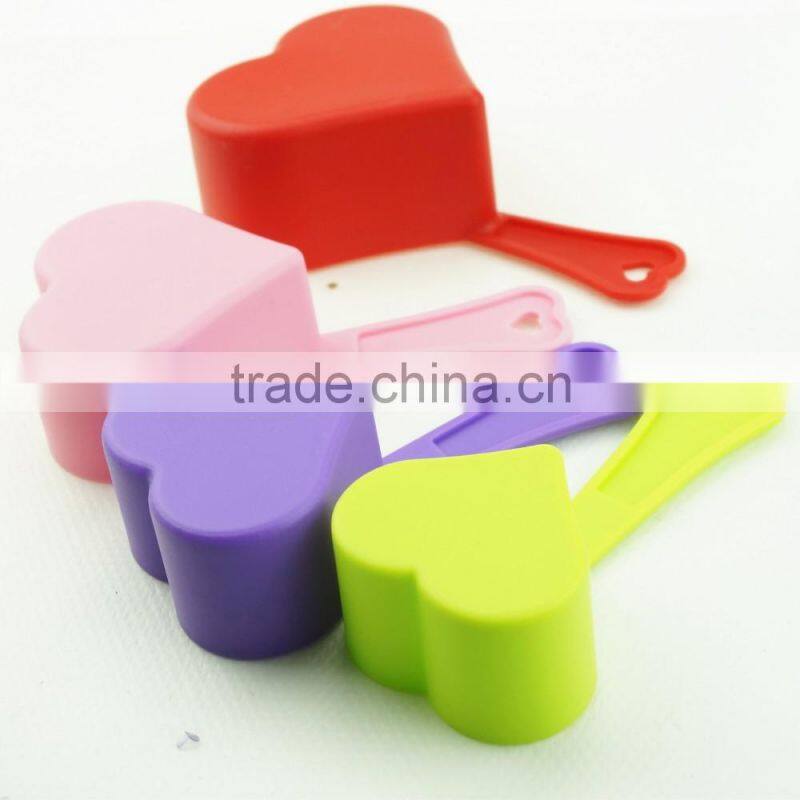 47009 4PCS HEART SHAPE MEASURING CUP