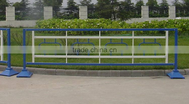 Easily assembled steel highway guardrail for traffic