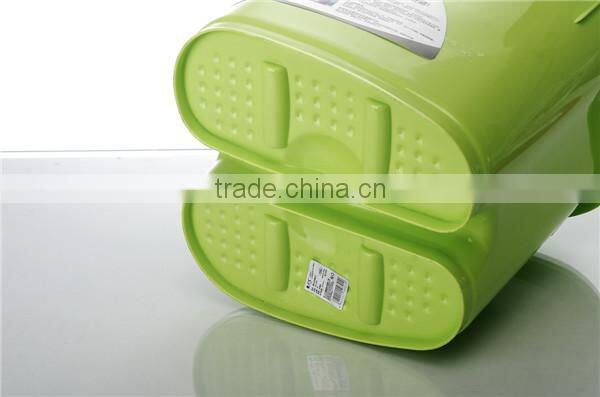 Plastic foot tub with massage wheels