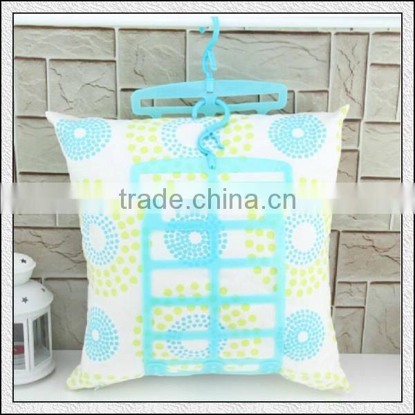 Customized high quality hot sell your own design plastic hanger for pillow manufacturer in shenzhen