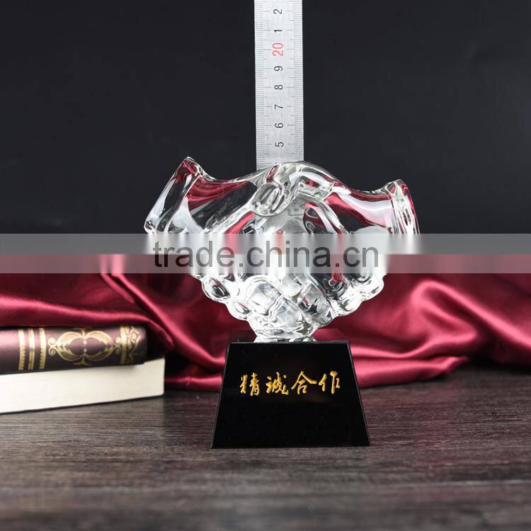 Jingyage top quality k9 crystal handshake trophy company souvenir crystal trophy business award gift crystal