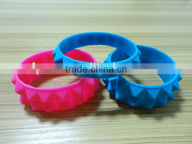 good quality punk stype silicone pyramid bracelets