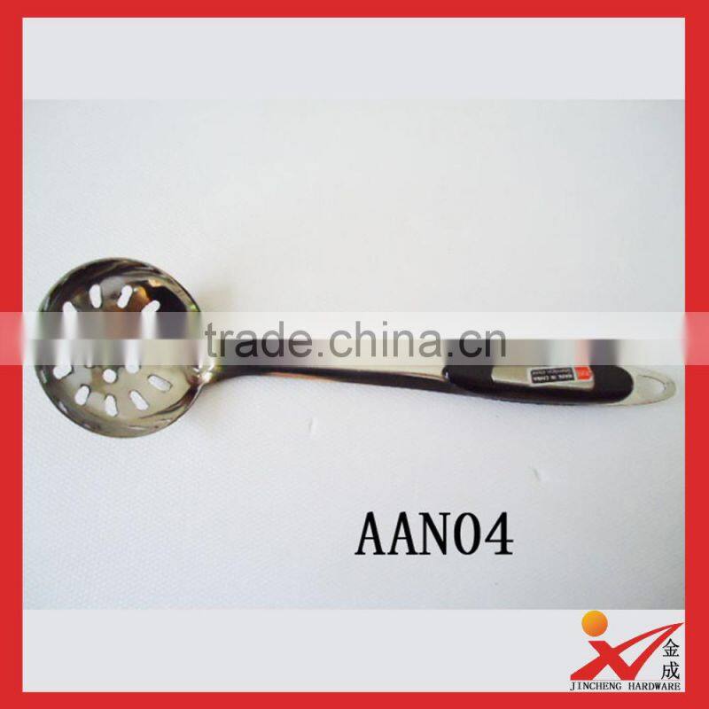 Factory wholesale stainless steel kitchen ware plastic hander big soup spoon