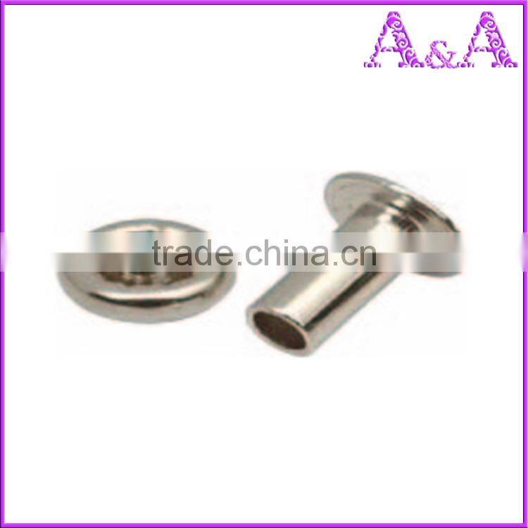 Double cap rivet spike for garments