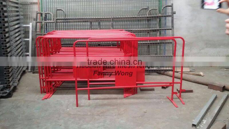 red powder coating crowd control barriers temporary fence with reflactive stripes for france market