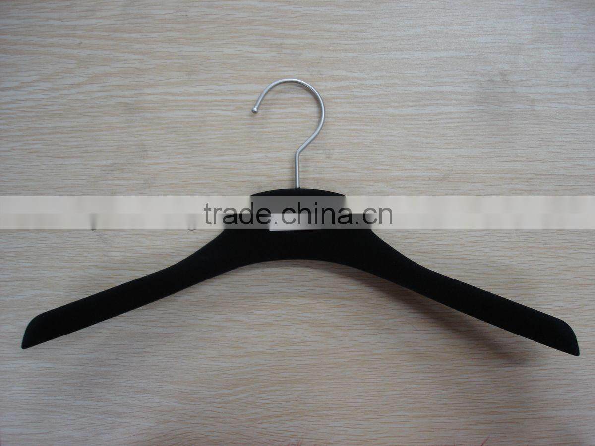 YT velvet clothes hanger velvet flocked hanger with metal logo