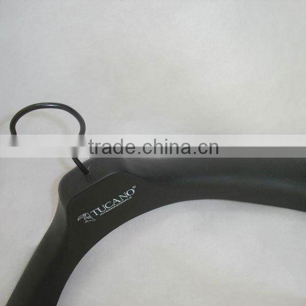 PL-224 black PP plastic hanger with big shoulder parts and curve