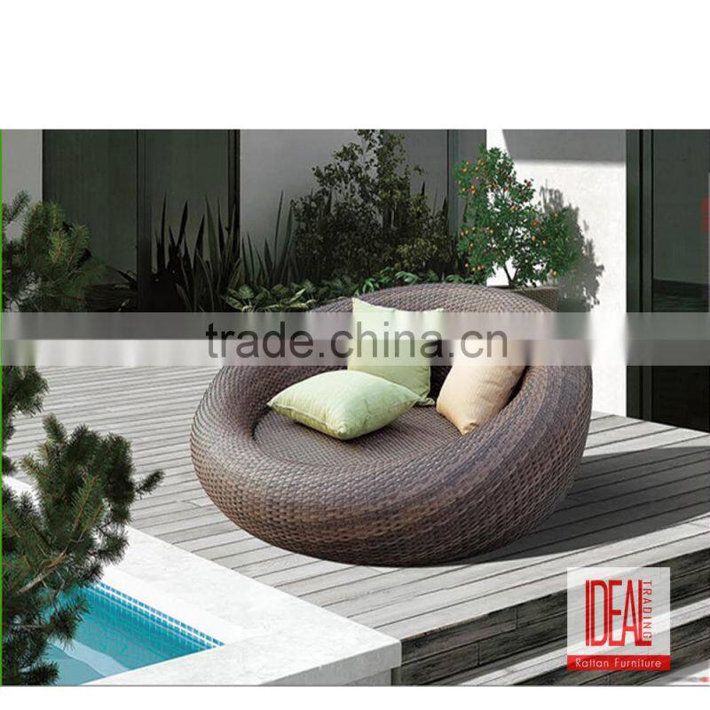 Modern classic outdoor poolside beach use ratten Wicker sun lounger With Cushions