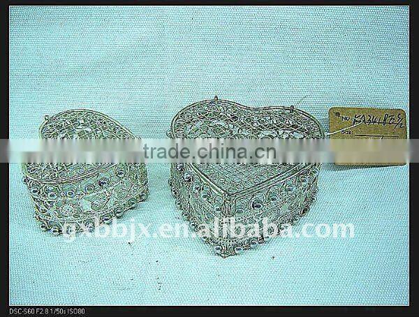 Heart shaped silver wire decorative with pearl love gift box