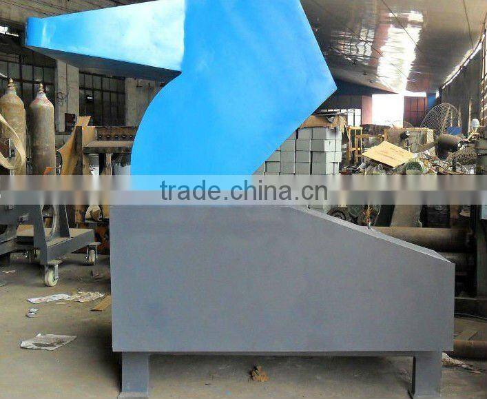 Waste plastic crushing machine