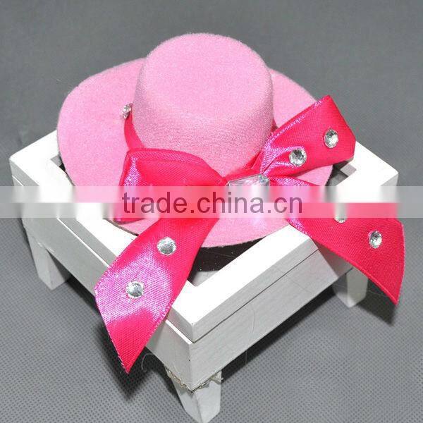 Hairpin with white small top hat and lace