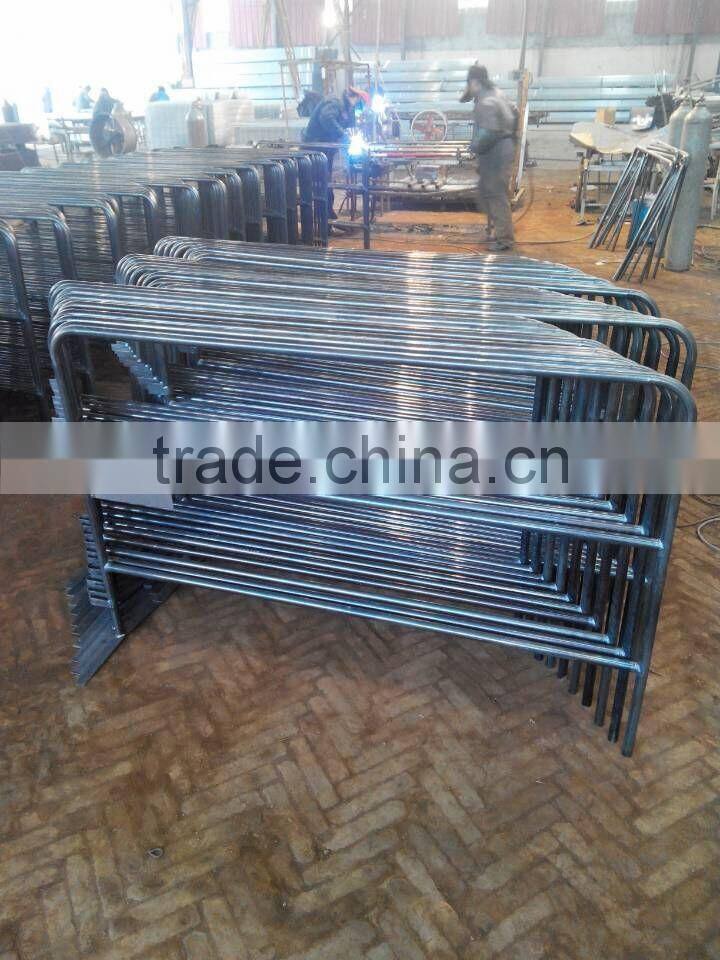 red powder coating crowd control barriers temporary fence with reflactive stripes for france market