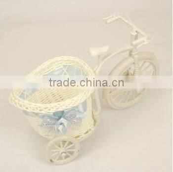 Round willow storage basket for bread and fruit