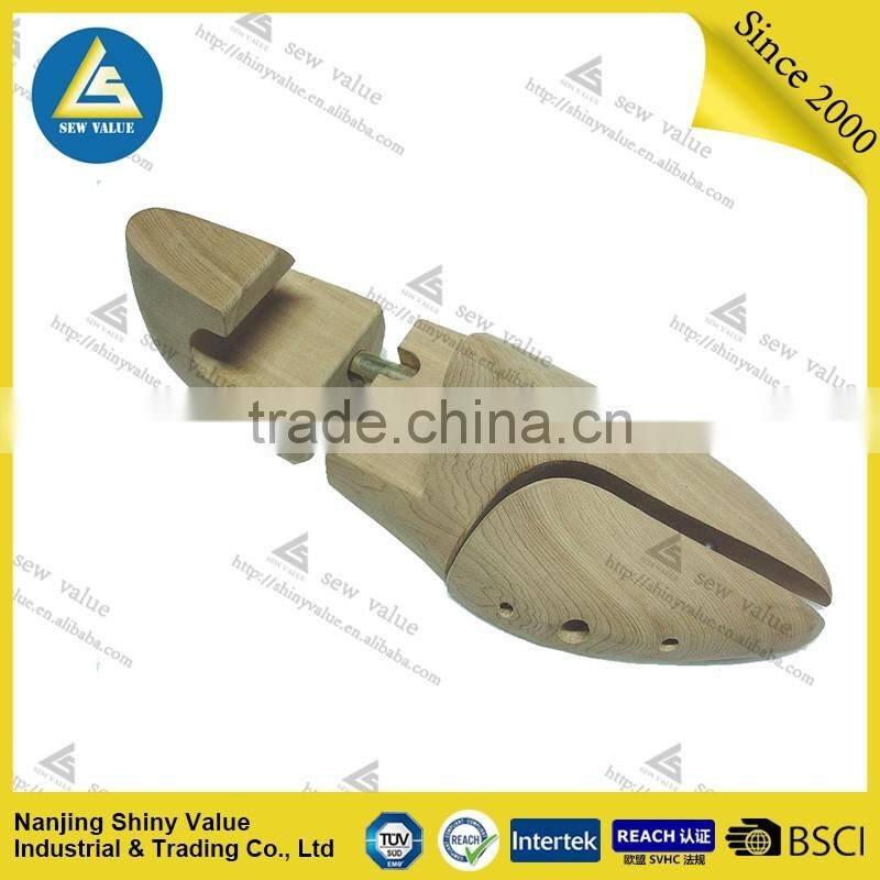 Pine wood material shoe tree type cheap wooden shoe stretcher with logo plate to put on