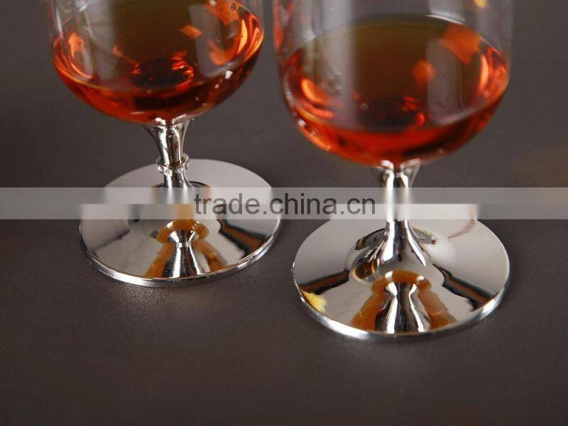 Clear handmade beer drinking glass set with metal stand