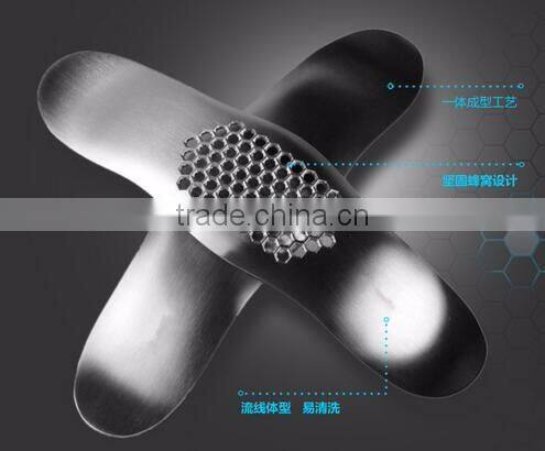 cy282 Curved garlic stainless steel 304/430 multi-functional manual garlic creative twist garlic kitchen worn garlic