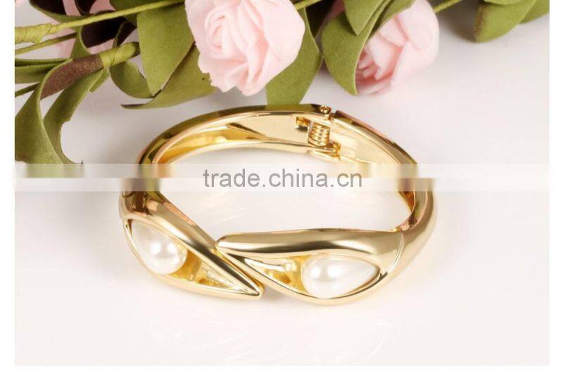 new products 2016 innovative design women jewelry expandable gold bangle claw bracelet with pearl