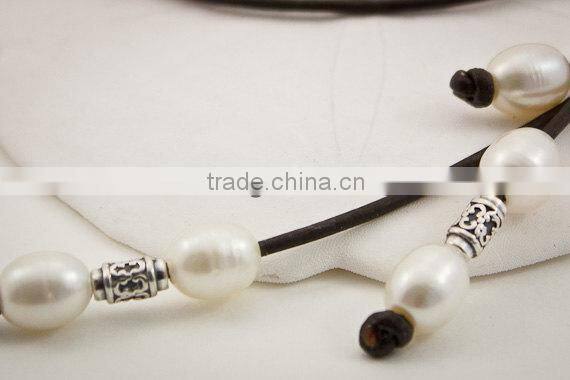 Knotted LEATHER & Three FRESHWATER Pearl Bracelet - Round