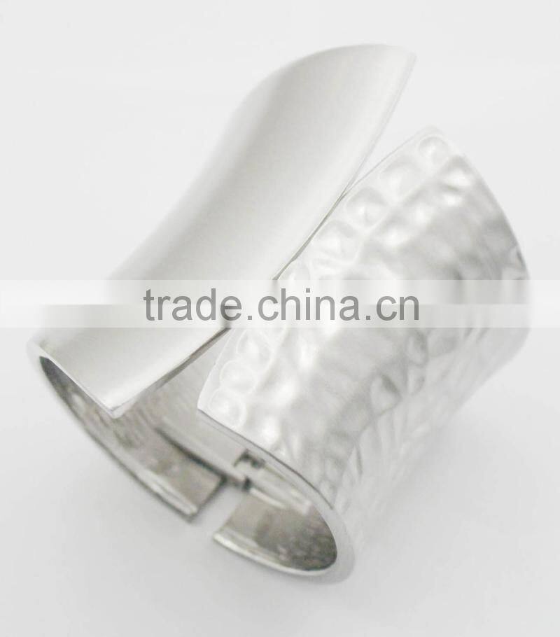 wholesale High Quality Hammered Craft Metal Jewelry Wide Cuff Bangles