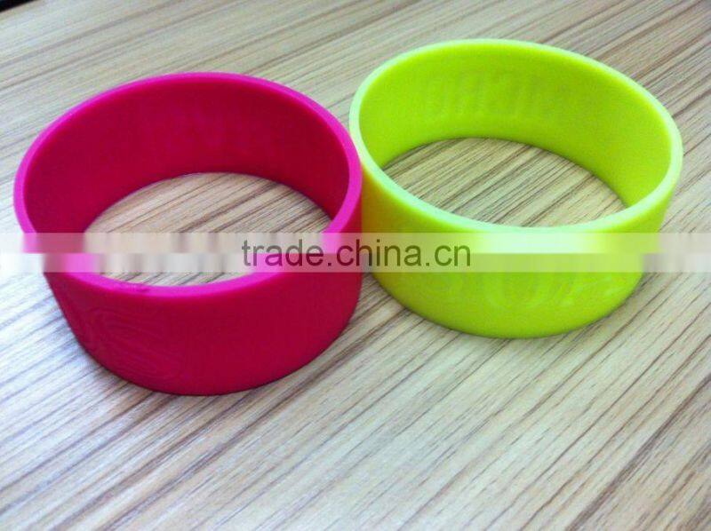 Dongguan manufacture debossed logo silicone bracelet