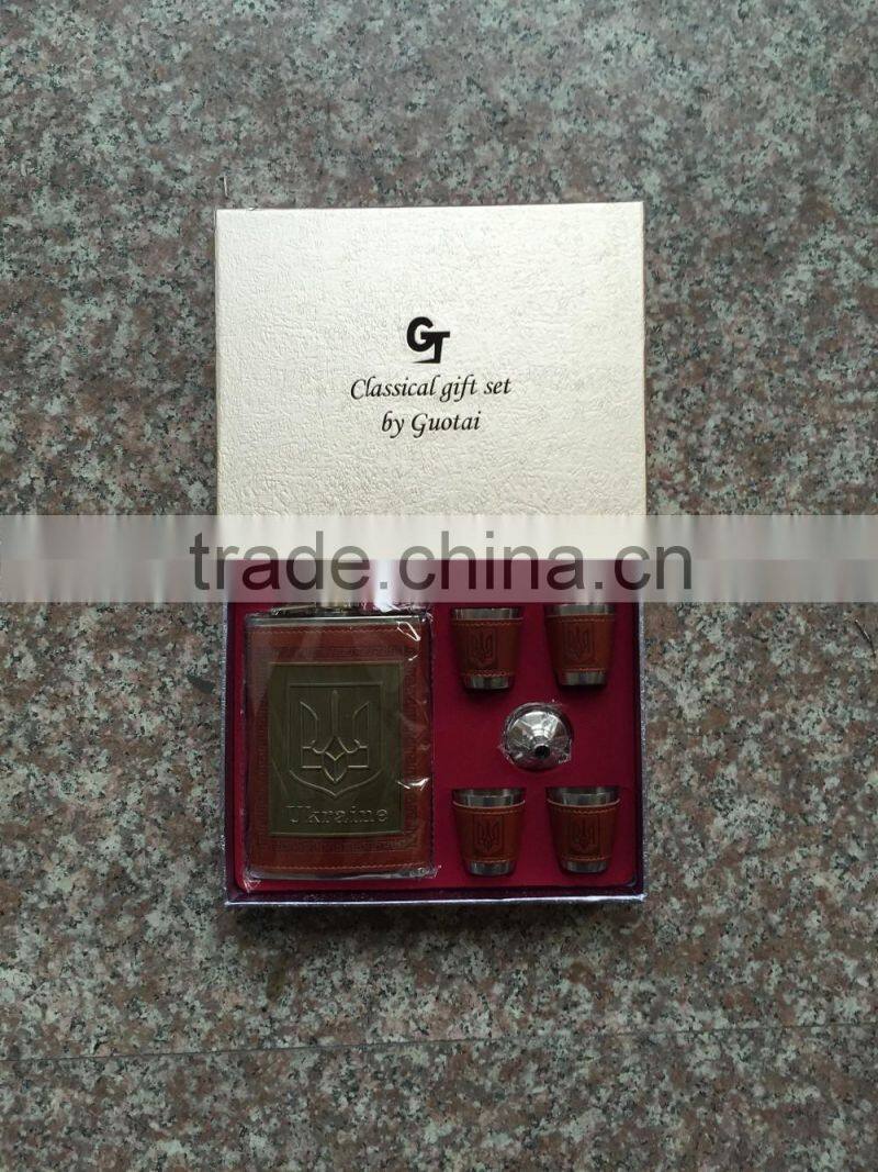 9oz leather wrapping hip flask and antique copper zinc alloy logo and 4 cups are arranged in the package box.