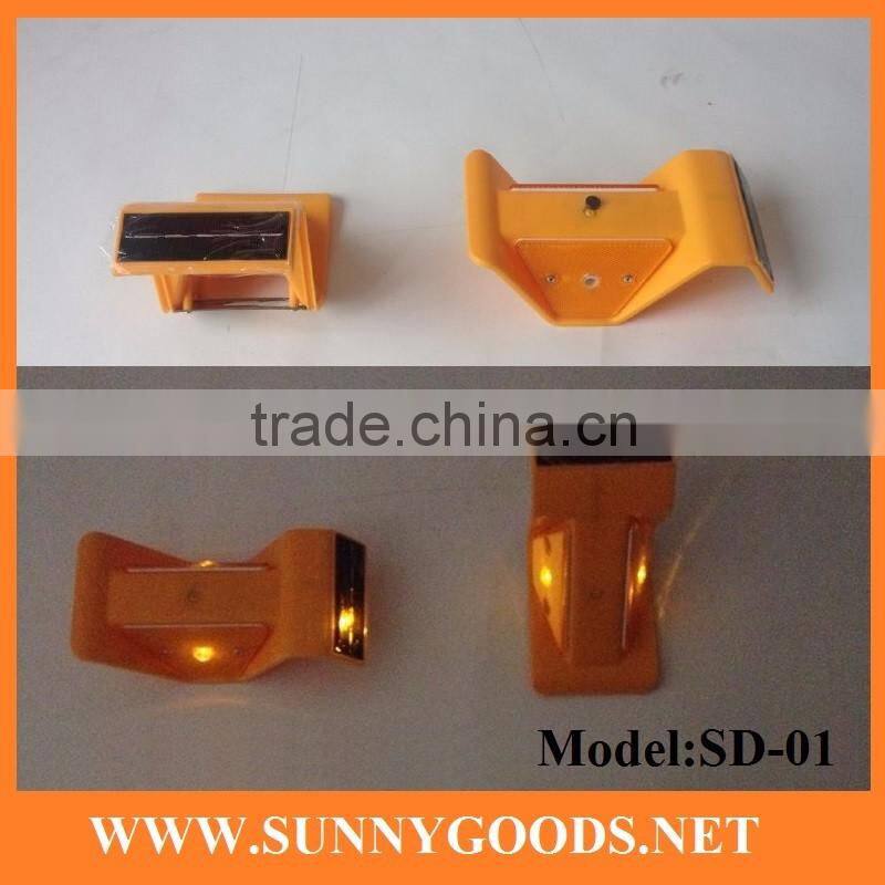 two reflectors solar flash guardrail delineator