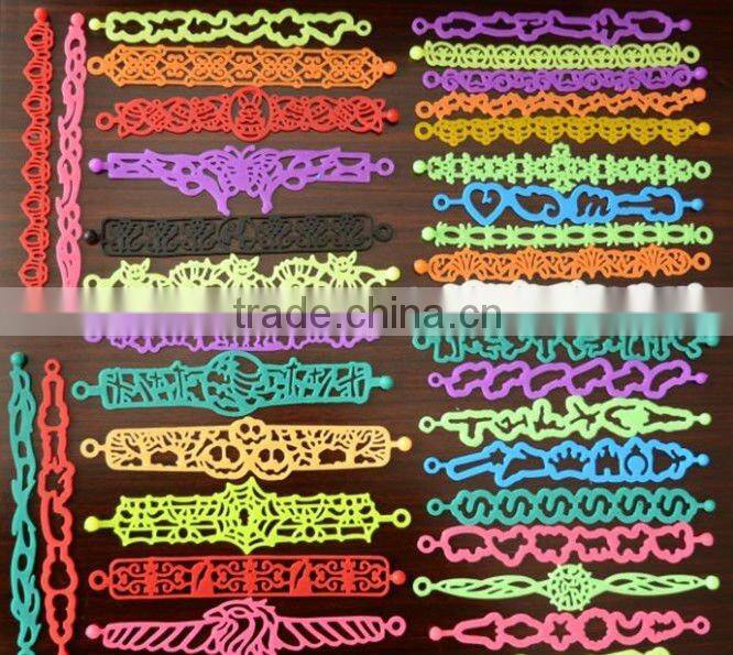 2013 the most popular hign quality custom design silicon hollow bracelet