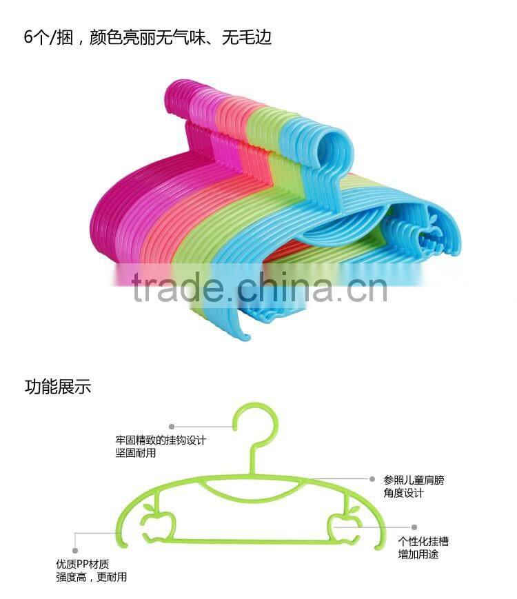 Plastic cloth hanger