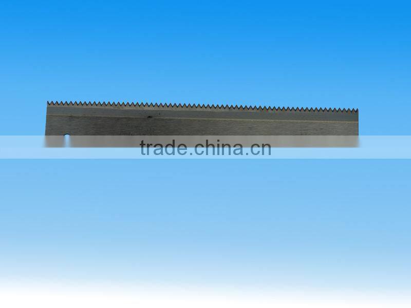 packaging machine using serrated cutting blades