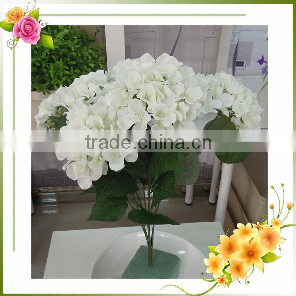white wedding flower arrangements