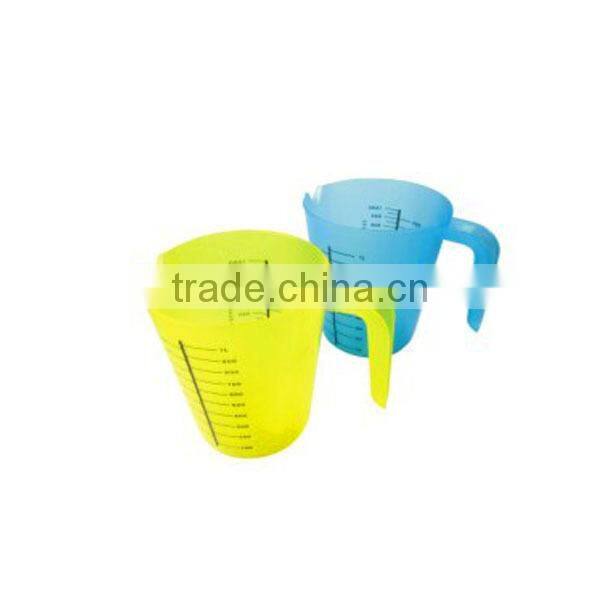 Plastic liquid measuring cup