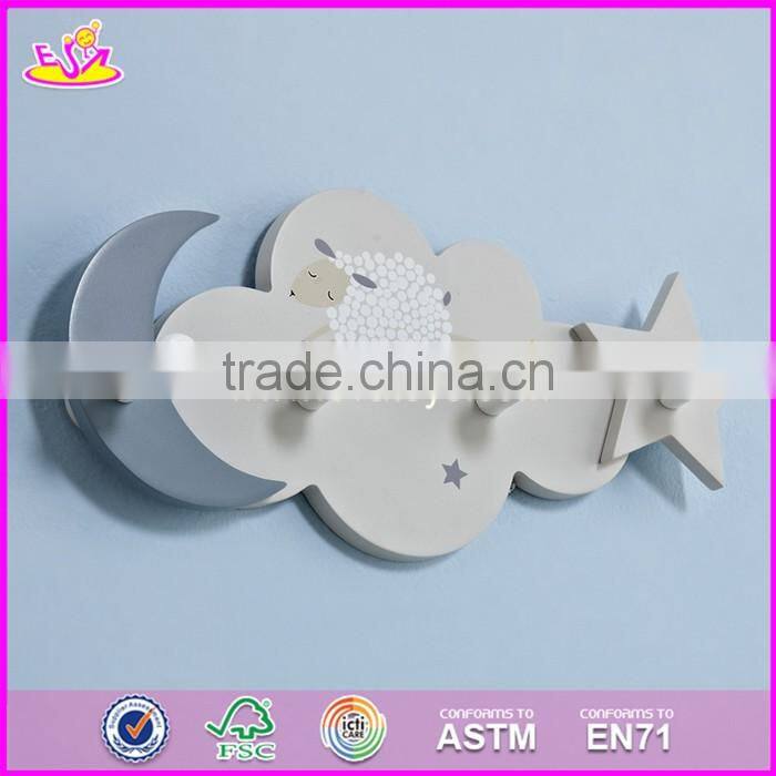 2017 New design cartoon animal wooden baby coat hangers W09B075