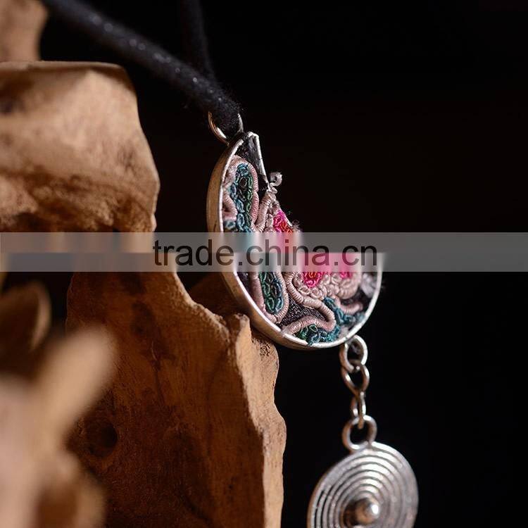 Wholesale exquisite moon shape design vintage moon shape pendant neklace pendant necklace