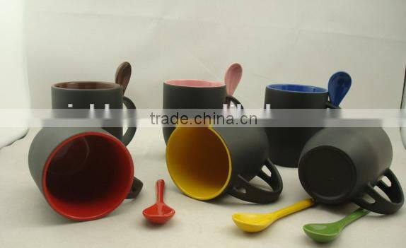 creative magic 11 oz color changing matte outer black and inner color ceramic coffee mug eiyh inserting spoon