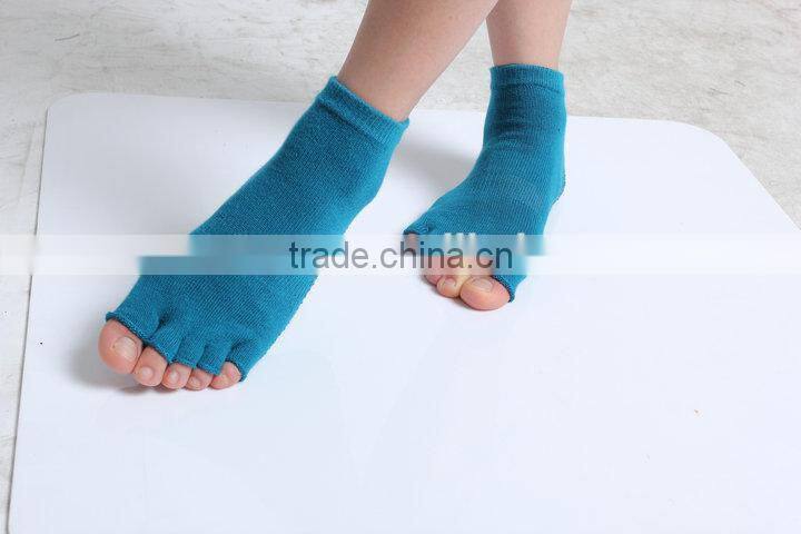 Non-slip yoga massage five fingers socks environmental particles wear cotton antibacterial yoga socks wholesale