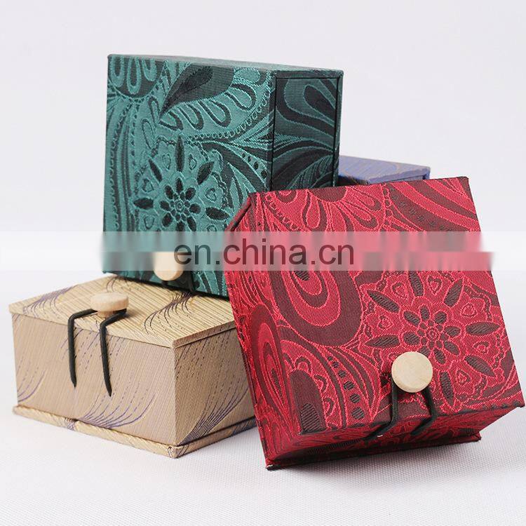 2017 Classical cotton jewelry packaging bangle box with wood button
