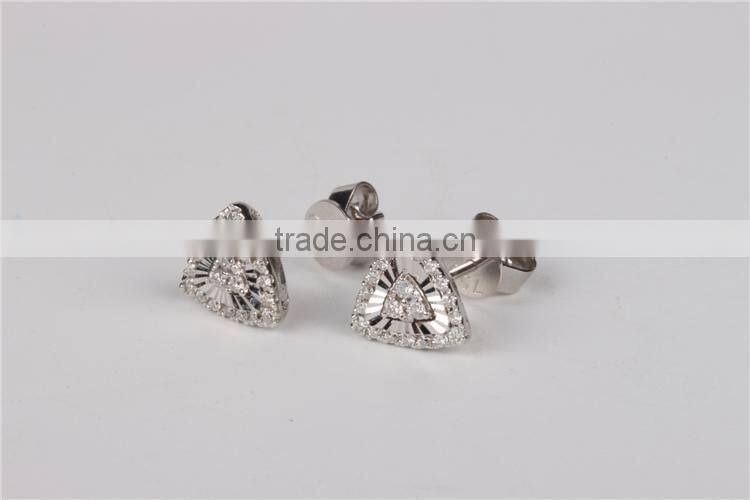 lasest design triangle earrings made of 18 K gold and diamond