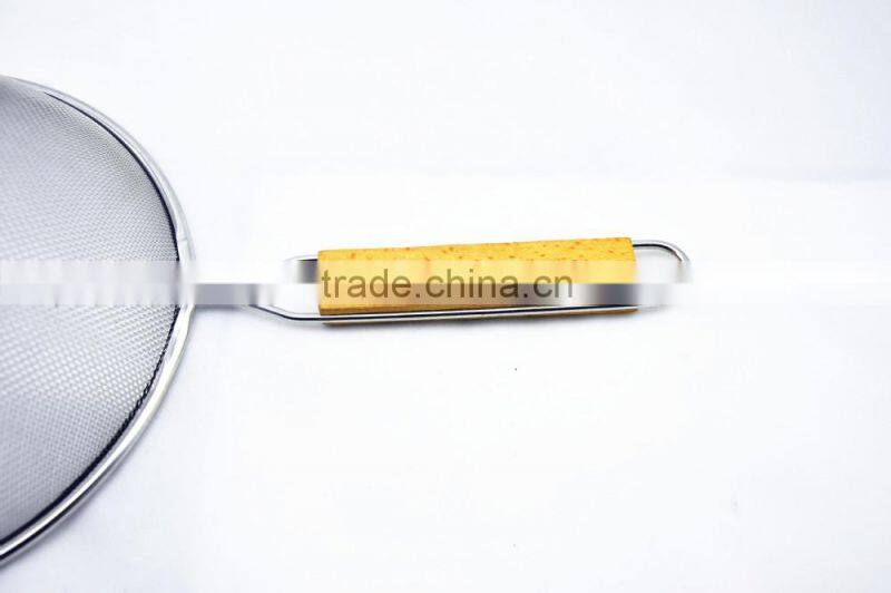 Mesh oil strainer with black handle