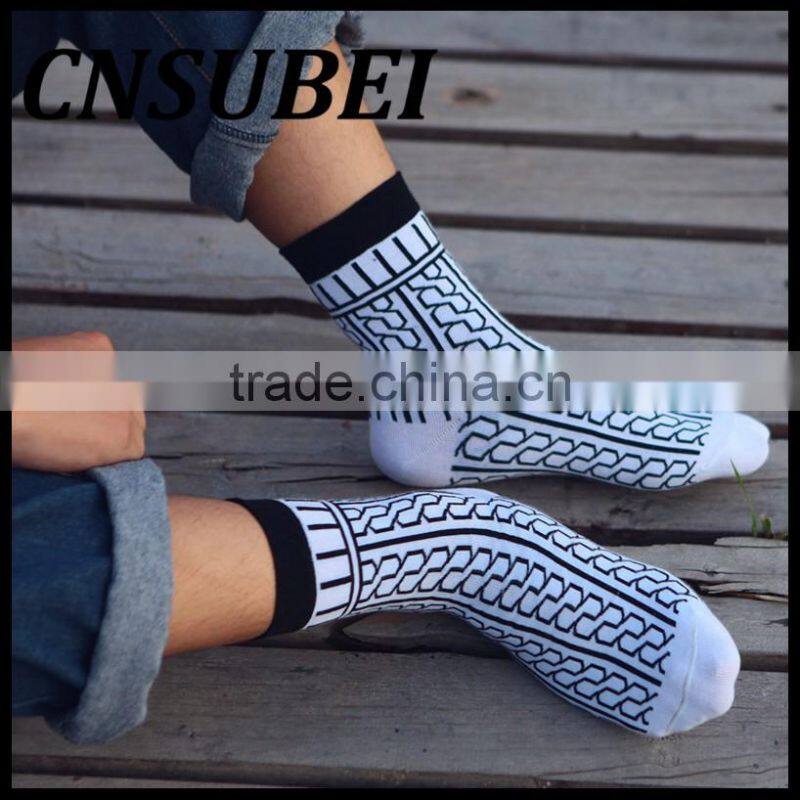 Autumn and winter men black and white chain pattern personality cotton tube socks