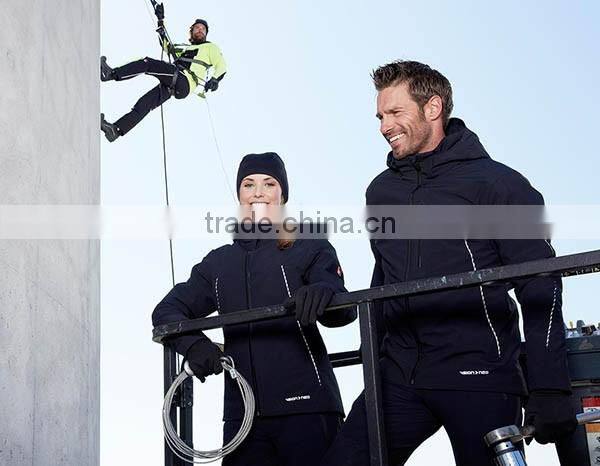 Fitting outdoor softshell jacket with fleece lining for women