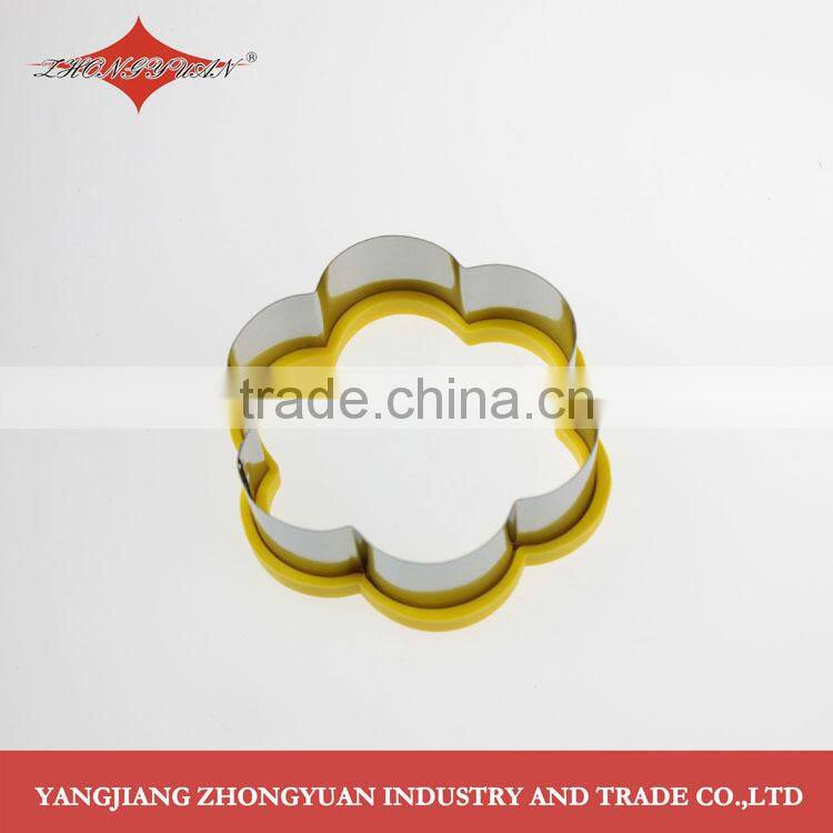 Classic flower shape stainless steel cookie cutter with TPR grip